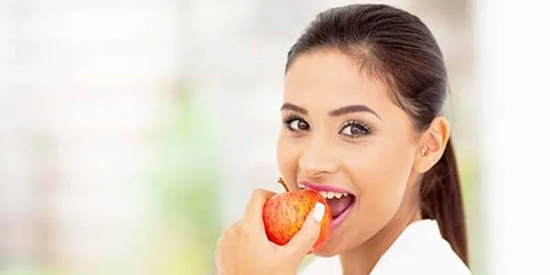 Apfel essen nach Zahn-OP