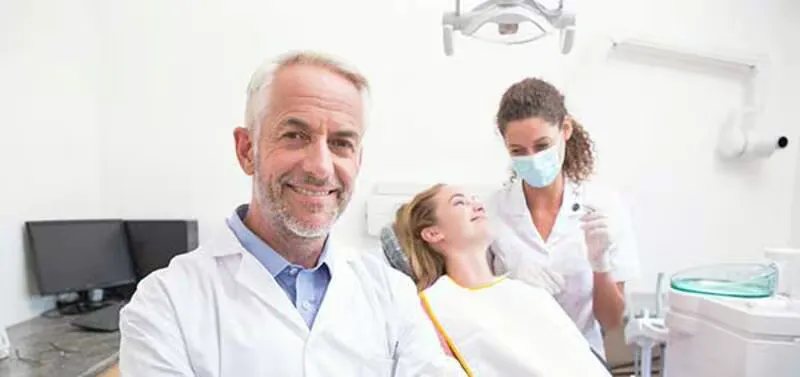zahnschmelz beim zahnarzt behandeln