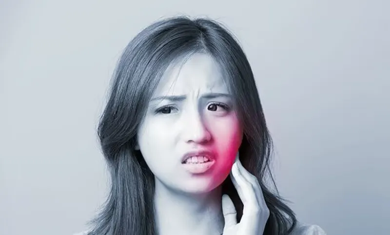 Frau mit Zahnbeschwerden