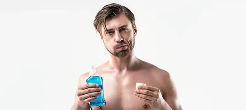 Mann mit blauer Mundspülung